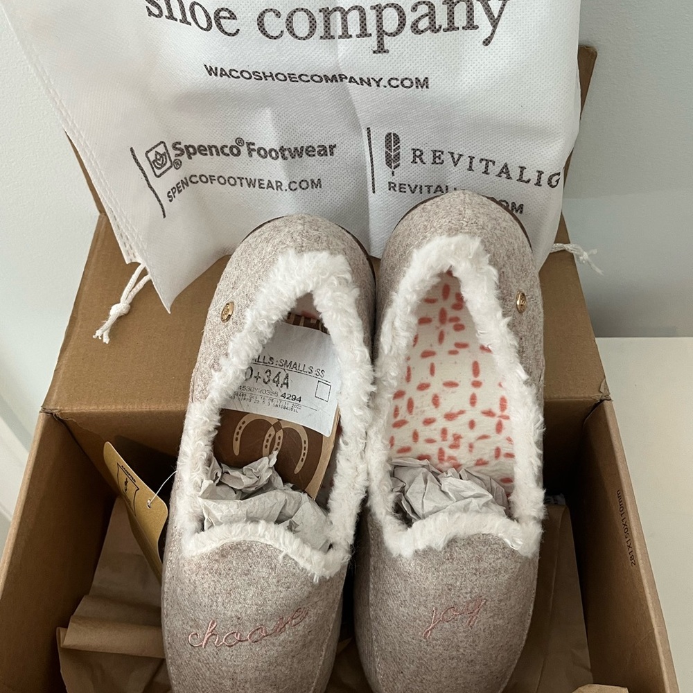 Spenco orthotics slippers. Oatmeal color with dark tan soles. Size 7 1/2 medium. - Picture 2 of 14